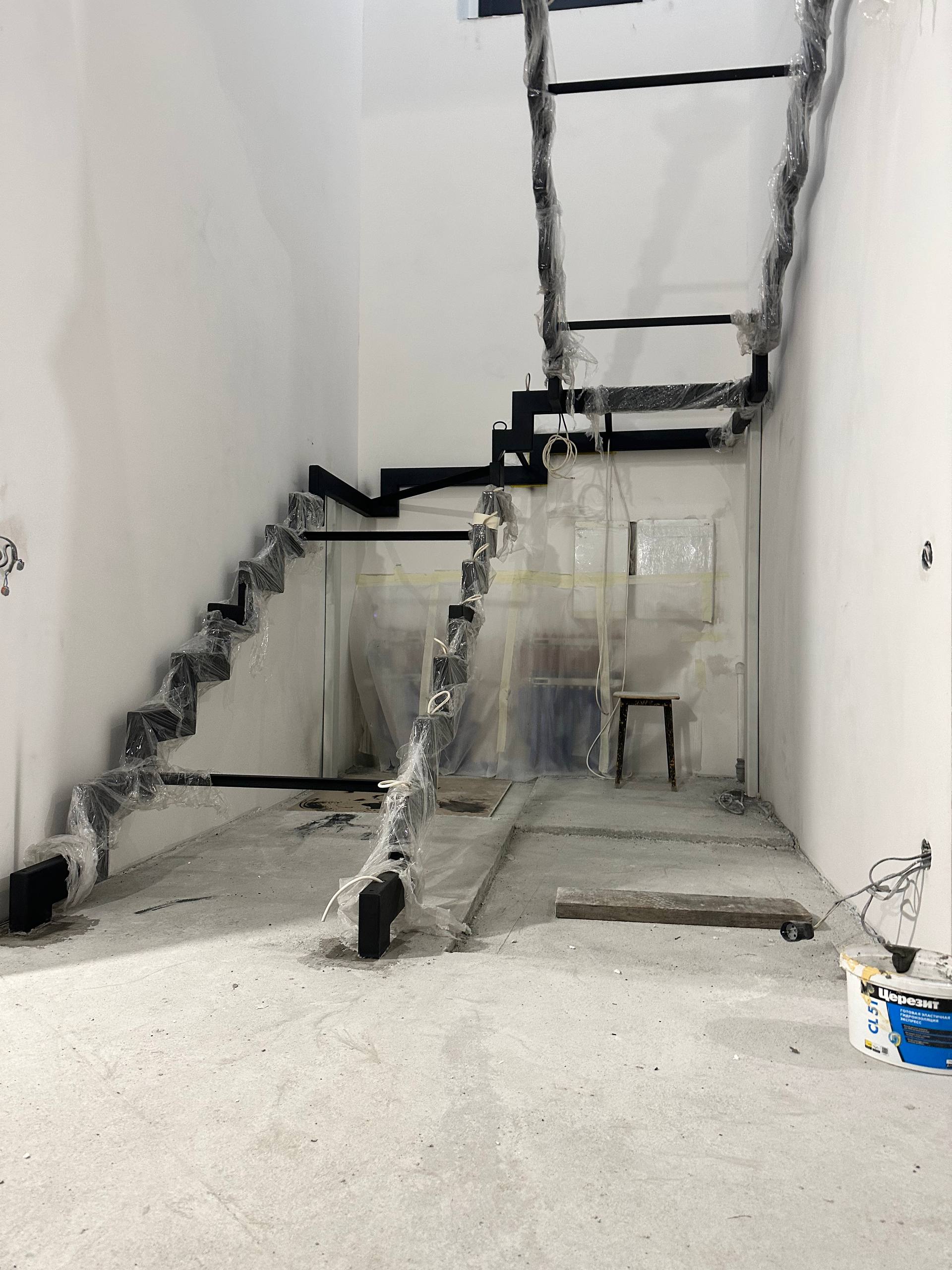 Лестница на ломаном косоуре в загородном доме