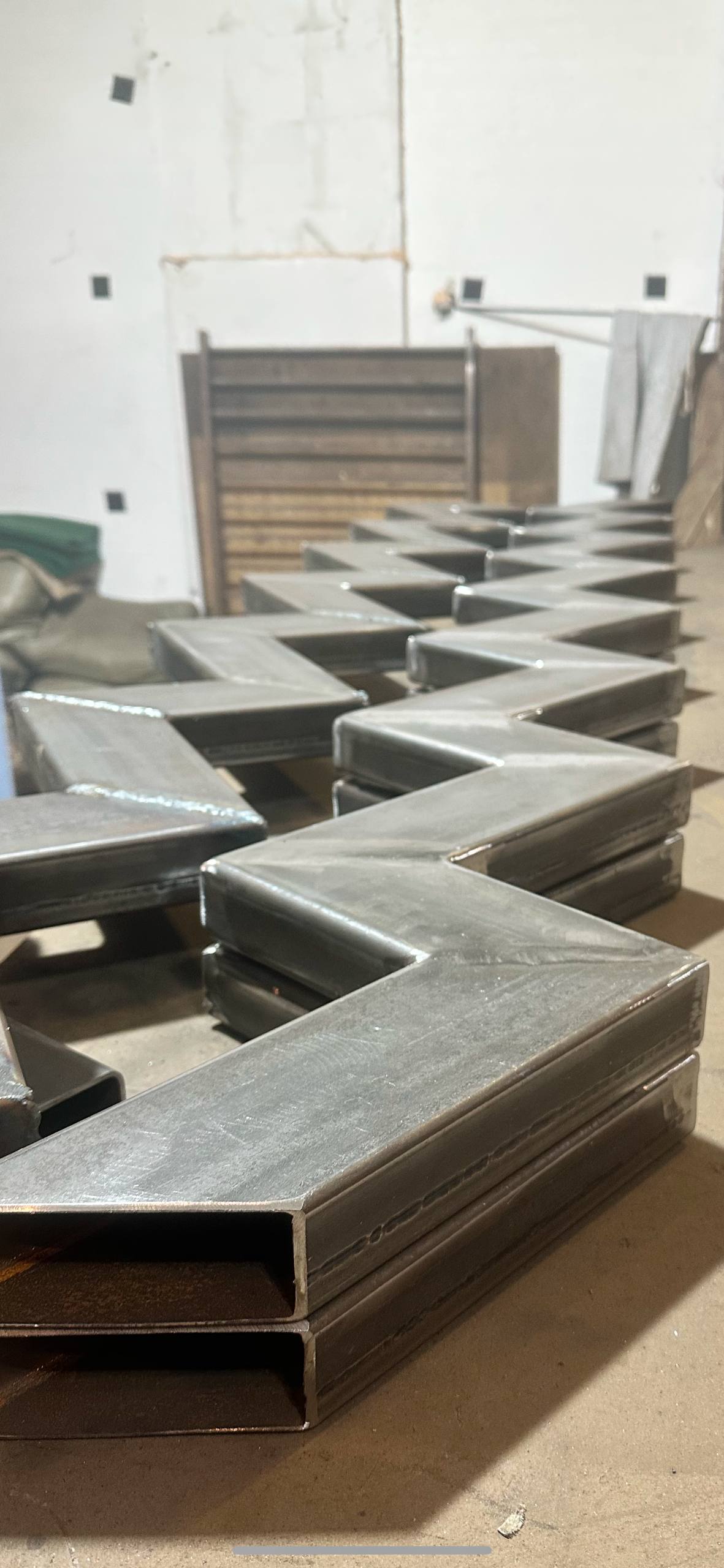 Сварка и зачистка швов в цеху